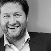 Bjarne Brøndbo - <p>Bjarne Brøndbo er en energisk foredragsholder, kjent som frontfigur i D.D.E., som inspirerer med innsiktsfulle historier om livsvalg, suksess og balansen mellom karriere og familie.</p>